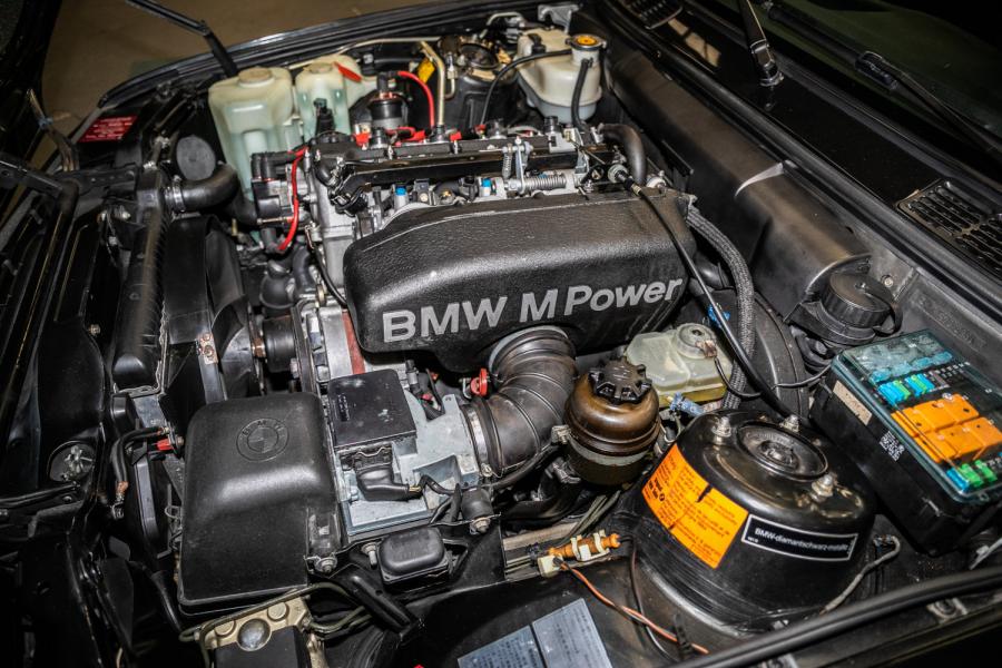 Моторный отсек BMW M3 Coupe (E30) 1987 года  (фото 14 из 15)